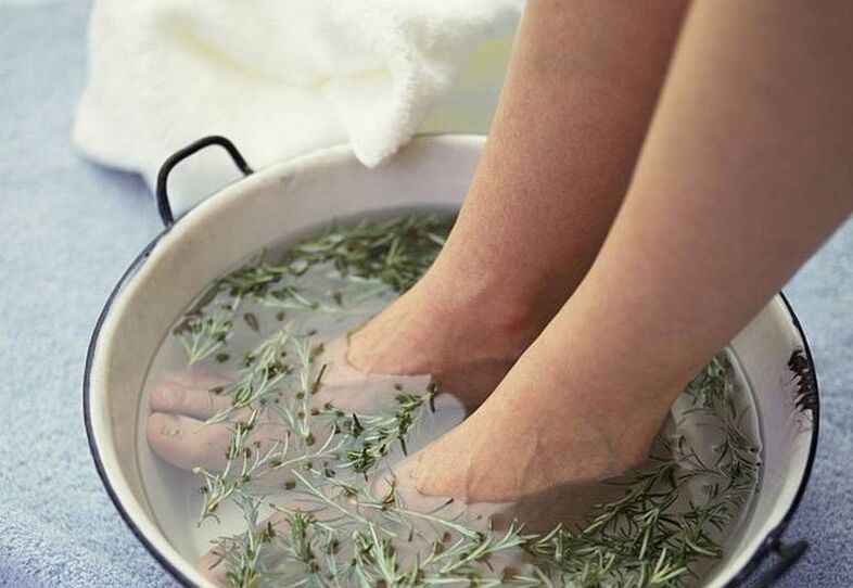 Bain avec décoction d'herbes contre la mycose des ongles des pieds