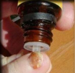 Appliquer des gouttes sur un ongle atteint par un champignon