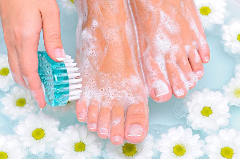 Se laver les pieds régulièrement est un excellent moyen de prévenir la mycose des ongles.